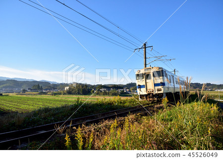 JR Nippo Main Line Kiha 47 Kiha 47在清新的早晨的陽光中奔跑宮崎縣三方町望原市的風景 45526049