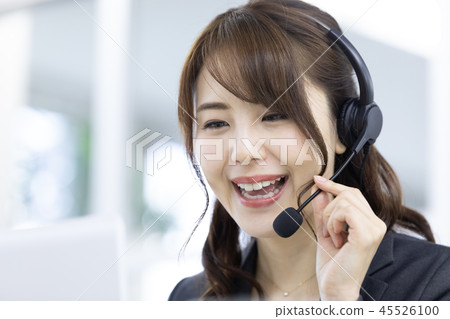 Business woman call center 45526100