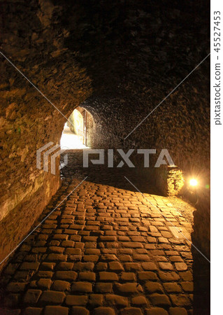 鵝卵石和城堡的石牆 45527453