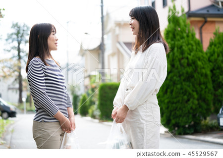 Well End會議健談的朋友當地的父母子女母親和女兒 Well End會議健談的朋友當地的父母子女母親和女兒 45529567