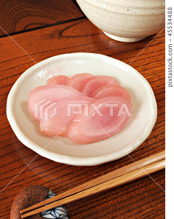 Thinly sliced fresh salmon with pickled vegetables Thinly sliced fresh salmon with pickled vegetables 45534488