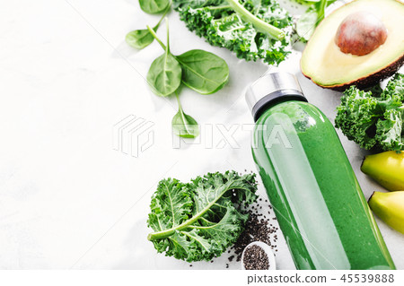 Fresh made green smoothie in bottle 45539888