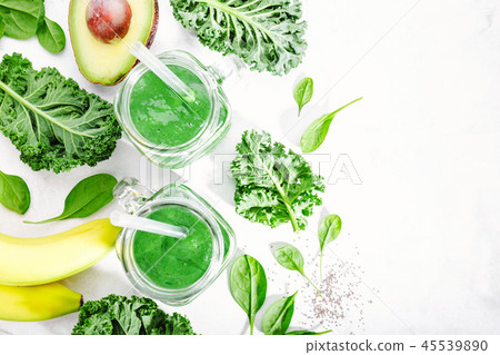 Fresh made green smoothie in bottle 45539890