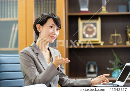女性員工私人辦公室司法代言人會計師 女性員工私人辦公室司法代言人會計師 45542857