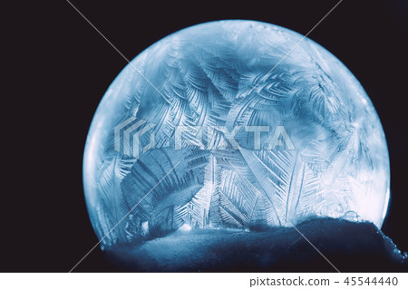 Frosty christmas winter pattern. 45544440