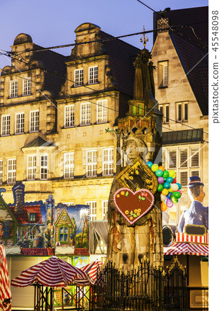 Statue of Roland on Bremen Market Square 45548098