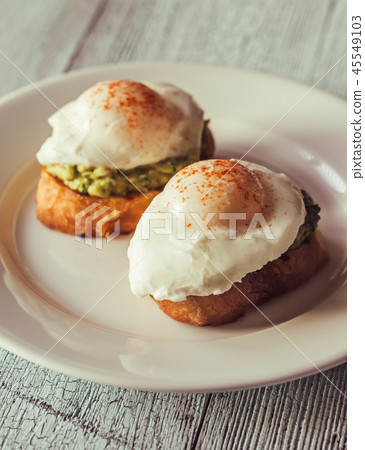 Sandwiches with guacamole and poached eggs Sandwiches with guacamole and poached eggs 45549103