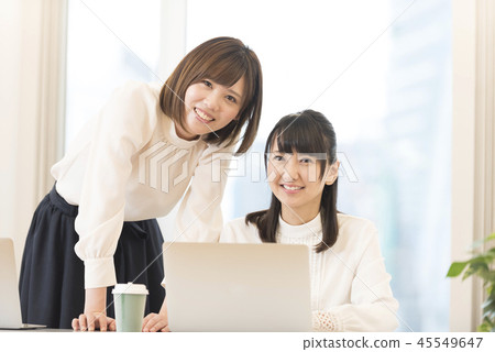 休閒商務女人兩個人 休閒商務女人兩個人 45549647