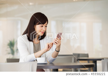 咖啡館女人智能手機中間茶時間 45550221