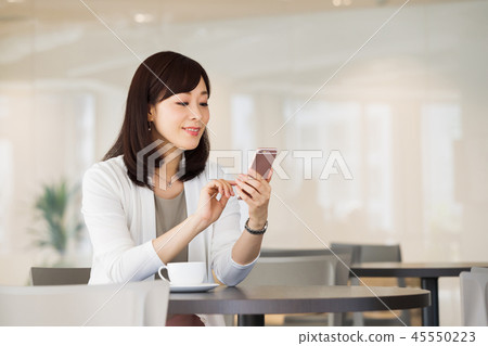 咖啡館女人智能手機中間茶時間 45550223