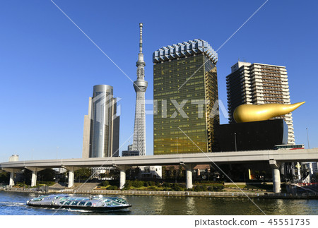 東京城市景觀在日本東京天空樹,水上巴士(Himiko),隅田川等。 東京城市景觀在日本東京天空樹,水上巴士(Himiko),隅田川等。 45551735