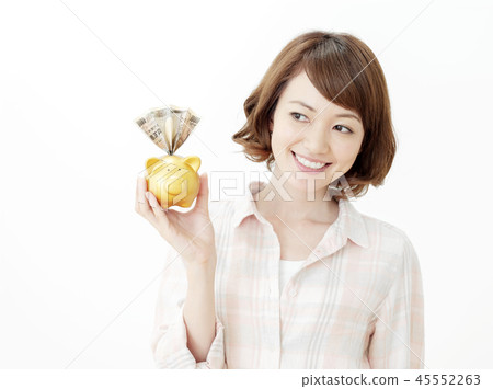 Female savings 45552263