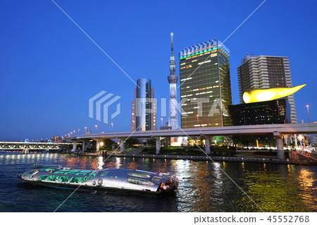 東京城市景觀在日本東京天空樹,水上巴士(Himiko)登陸,隅田川等(夜景) 東京城市景觀在日本東京天空樹,水上巴士(Himiko)登陸,隅田川等(夜景) 45552768