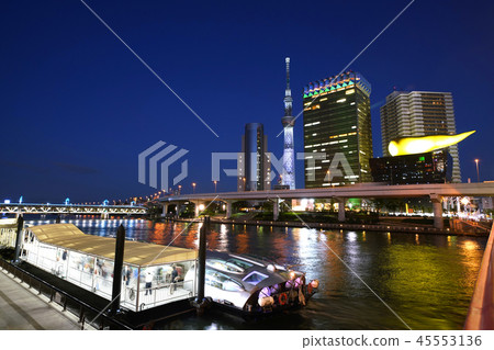 東京城市景觀在日本東京天空樹，水上巴士（Himiko），隅田川等。 45553136