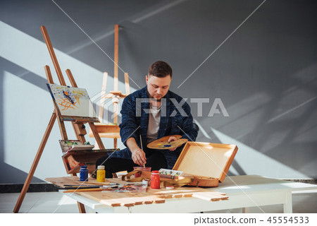 male artist in gallery male artist in gallery 45554533