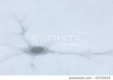 Thaw on the lake surface 45559838