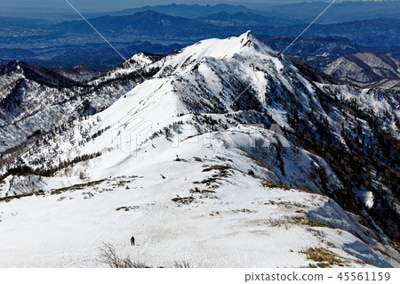 Mountain climbers who go along the Joshu Budosan Line and views of Kengamine and Mt. Haruna Mountain climbers who go along the Joshu Budosan Line and views of Kengamine and Mt. Haruna 45561159