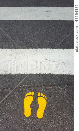 人行橫道在學校前面黃色腳印 45564585