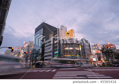 日本川崎市容我希望看到川崎站的城市景觀和公共汽車往返 日本川崎市容我希望看到川崎站的城市景觀和公共汽車往返 45565418