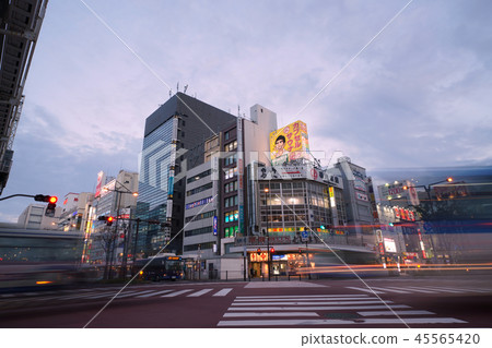 日本川崎市容我希望看到川崎站的城市景觀和公共汽車往返 日本川崎市容我希望看到川崎站的城市景觀和公共汽車往返 45565420