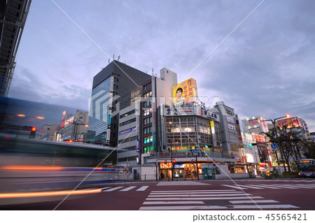 日本川崎市容我希望看到川崎站的城市景觀和公共汽車往返 日本川崎市容我希望看到川崎站的城市景觀和公共汽車往返 45565421