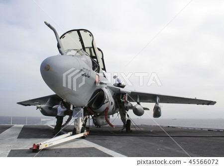 美國海軍艦載的EA-6B徘徊者電子戰機停泊在航空母艦的駕駛艙 45566072