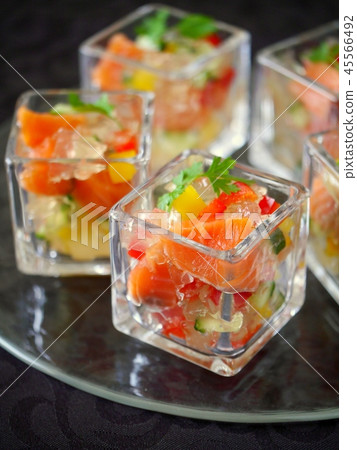 三文魚和consoméjure玻璃盤的開胃菜（垂直位置） 45566492