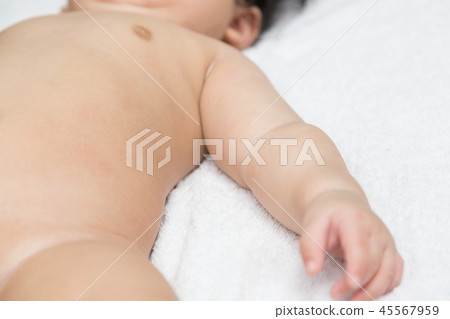 一個赤裸的嬰兒 45567959