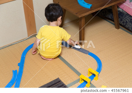 孩子們在火車上玩 孩子們在火車上玩 45567961