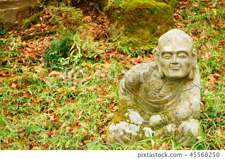 一個羅漢雕像，溫柔地微笑著癒合。 45568250