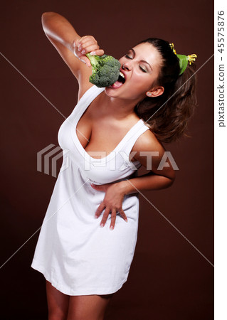 woman and broccoli 45575876
