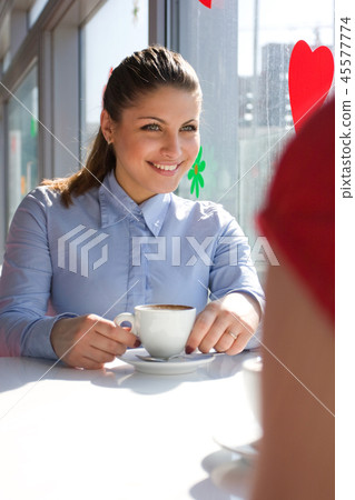 woman in cafe 45577774