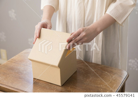 打開盒子的女人 45579141