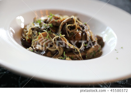 Spaghetti truffle cream sauce with mushroom Spaghetti truffle cream sauce with mushroom 45580372
