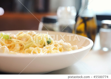 alfredo spaghetti broccoli chicken white sauce in restaurant background 45580774
