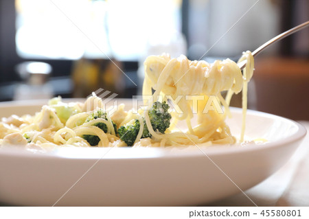alfredo spaghetti broccoli chicken white sauce in restaurant background alfredo spaghetti broccoli chicken white sauce in restaurant background 45580801