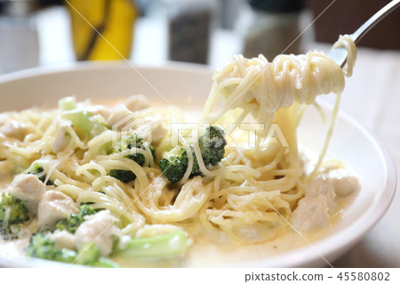 alfredo spaghetti broccoli chicken white sauce in restaurant background alfredo spaghetti broccoli chicken white sauce in restaurant background 45580802