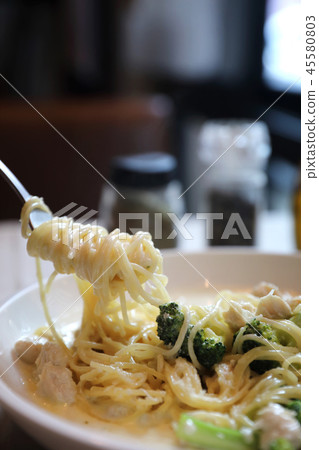 alfredo spaghetti broccoli chicken white sauce in restaurant background alfredo spaghetti broccoli chicken white sauce in restaurant background 45580803