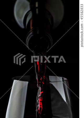 Pour red wine 45582833