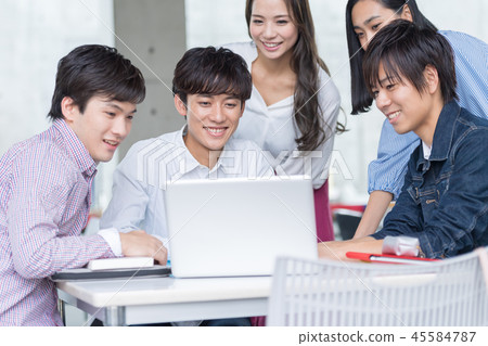 青年男女,大學生,專業學生 青年男女,大學生,專業學生 45584787