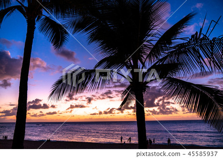 “夏威夷”日落在瓦胡島/日落海灘 45585937