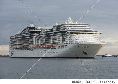 MSC Splendida進入金澤新光港 45586249