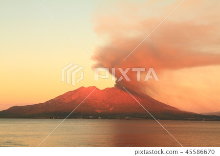 櫻島在日落染色 45586670