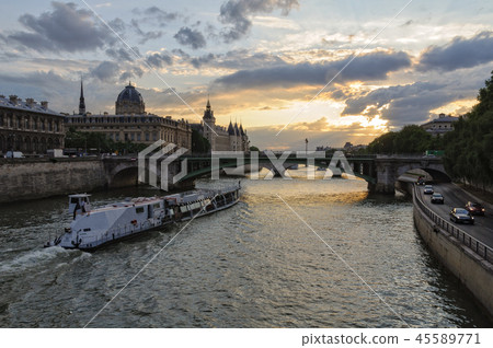 Summer twilight - Paris Summer twilight - Paris 45589771
