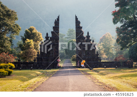 Ancient bali gate with pathway in garden Ancient bali gate with pathway in garden 45591625