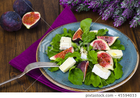 Salad with figs, arugula and cheese brie 45594033