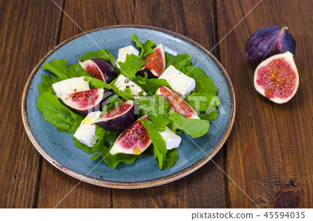 Salad with figs, arugula and cheese brie 45594035