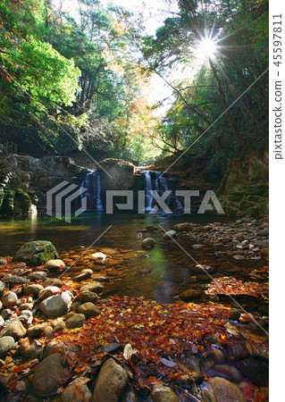 承載Akame Shitaki瀑布的瀑布 45597811