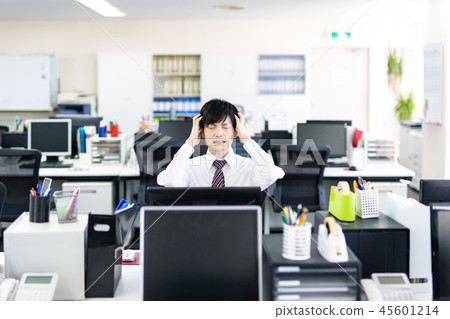 缺乏勞動力繁忙時期繁忙的辦公室業務 缺乏勞動力繁忙時期繁忙的辦公室業務 45601214