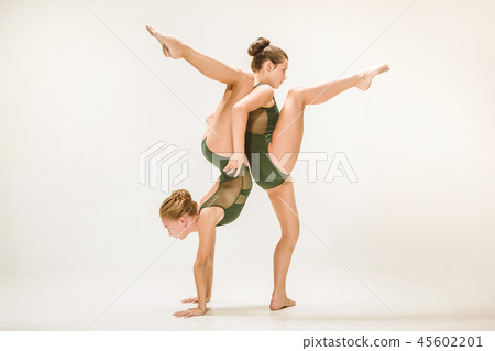 The two modern ballet dancers 45602201